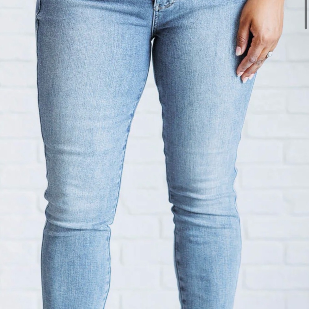 CONTROL TOP CONTRAST WASH SKINNY JEANS! New !!!